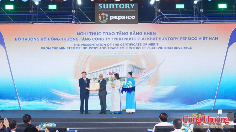 Ông Trần Việt Hòa, Cục trưởng Cục Công nghiệp trao Bằng khen của Bộ trưởng Bộ Công Thương cho Công ty TNHH Nước giải khát Suntory PepsiCo Việt Nam vì đã có thành tích xuất sắc về tổ chức và hoạt động sản xuất kinh doanh trong giai đoạn 2021 - 2025, góp phần vào sự nghiệp xây dựng và phát triển ngành Công Thương Việt Nam.