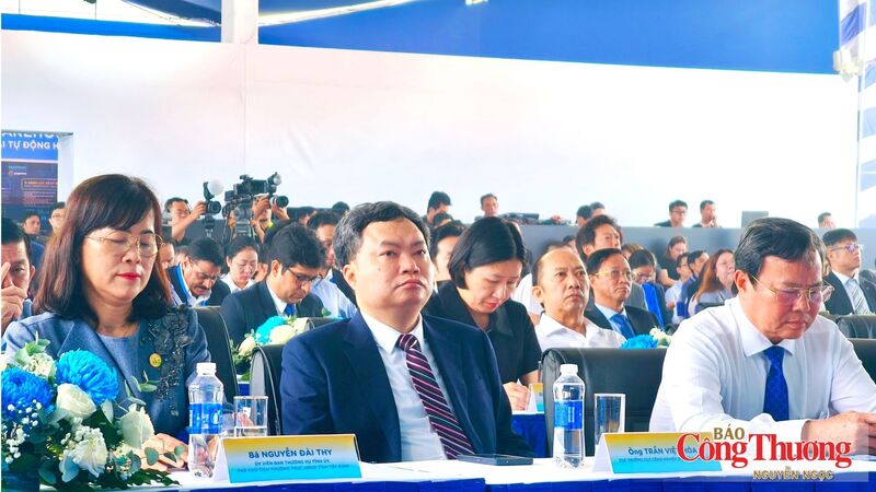 Ông Trần Việt Hòa (giữa), Cục trưởng Cục Công nghiệp (Bộ Công Thương) tham dự lễ khánh thành nhà máy mới của Công ty TNHH Nước giải khát Suntory PepsiCo Việt Nam tại tỉnh Tây Ninh.