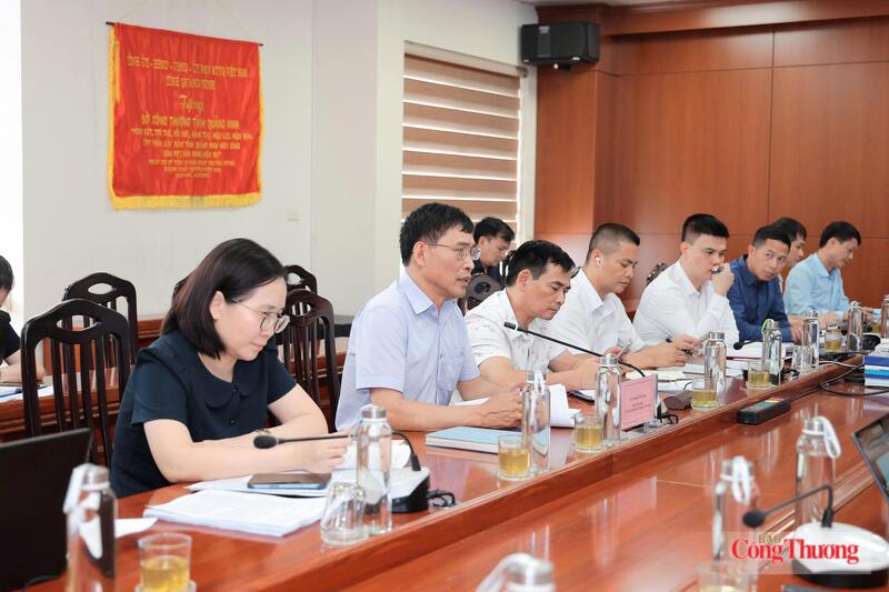 Đại diện Sở Công Thương tỉnh Quảng Ninh báo cáo tại buổi làm việc. Ảnh: Hoàng Nhưỡng