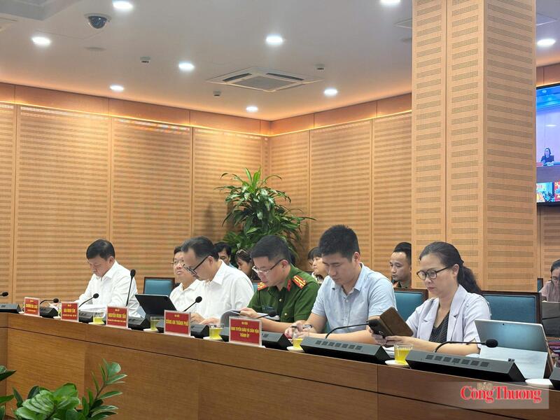 Đại diện các sở, ngành của TP. Hà Nội tham gia họp báo. Ảnh: Phong Lâm