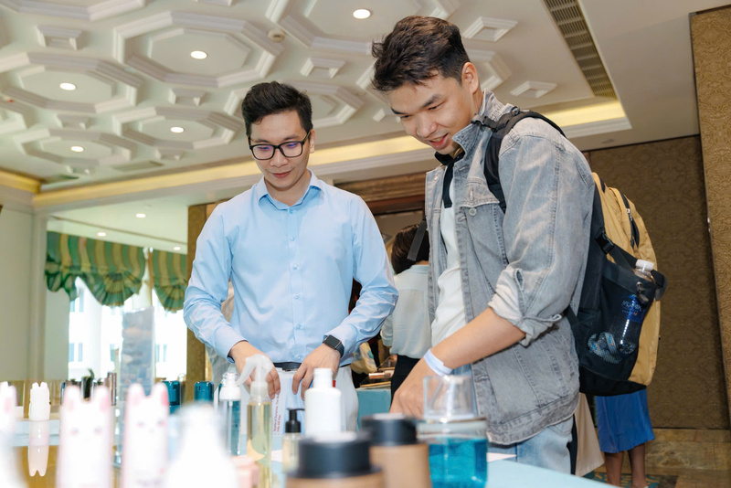 Khách hàng tham quan tại sự kiện. Ảnh: H.Trà.