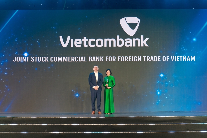 Bà Tô Thị Phương Dung, Trưởng Phòng Chính sách và Kế hoạch nhân sự, đại diện Vietcombank nhận cúp "Harmonia" từ Ban Tổ chức. Ảnh: DNCC