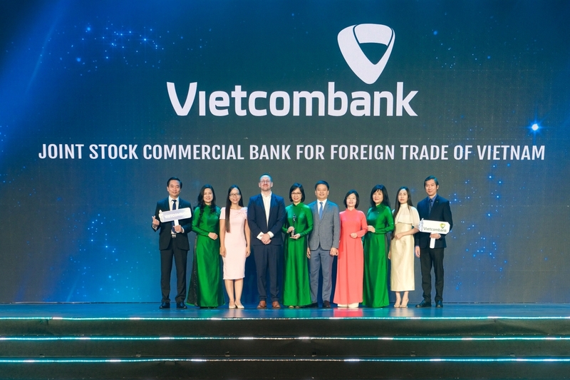 Đại diện lãnh đạo các đơn vị của Vietcombank chụp ảnh lưu niệm tại sự kiện. Ảnh: DNCC