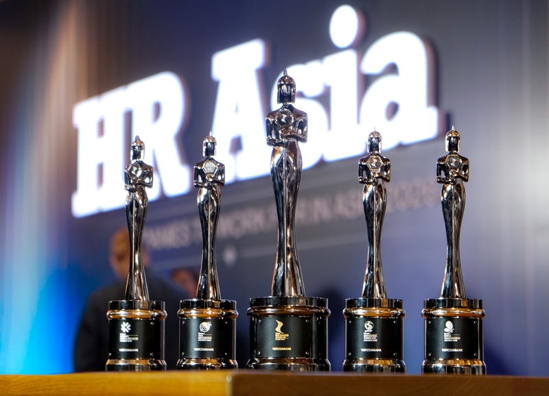 Những chiếc cúp danh giá, minh chứng cho cam kết bền vững của Vietcombank trong việc xây dựng môi trường làm việc lý tưởng và hạnh phúc cho cán bộ nhân viên. Ảnh: DNCC
