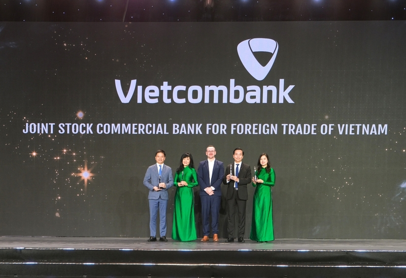 Đại diện lãnh đạo các đơn vị Vietcombank nhận 4 giải đặc biệt từ Ban Tổ chức. Ảnh: DNCC