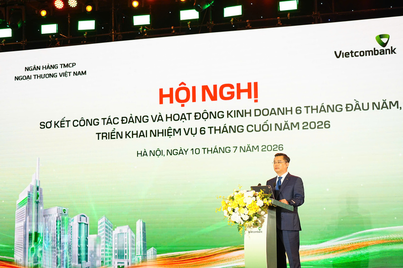 Ông Nguyễn Thanh Tùng, Chủ tịch HĐQT Vietcombank phát biểu khai mạc Hội nghị sơ kết công tác Đảng và hoạt động kinh doanh 6 tháng đầu năm 2026, triển khai nhiệm vụ 6 tháng cuối năm. Ảnh: DNCC