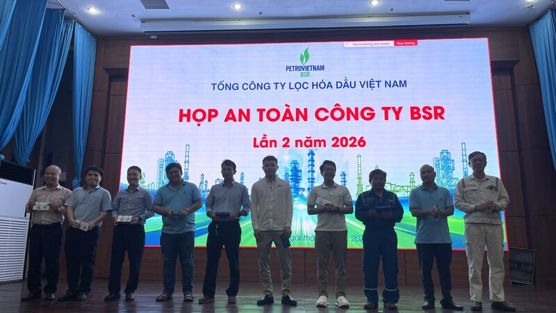 Khen thưởng cán bộ công nhân viên có đóng góp trong thực thi văn hóa an toàn tại BSR. Ảnh: BSR
