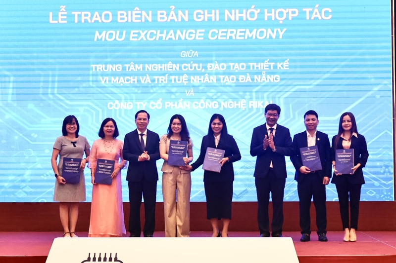 Trao biên bản ghi nhớ hợp tác Trung tâm Nghiên cứu, đào tạo thiết kế vi mạch và trí tuệ nhân tạo Đà Nẵng với các đơn vị đối tác. Ảnh: Diễm Phúc