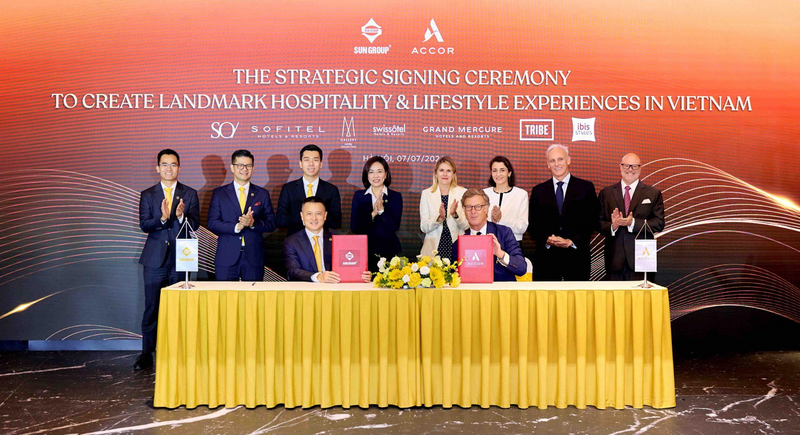 Đại diện Sun Group và Accor tại lễ ký kết.