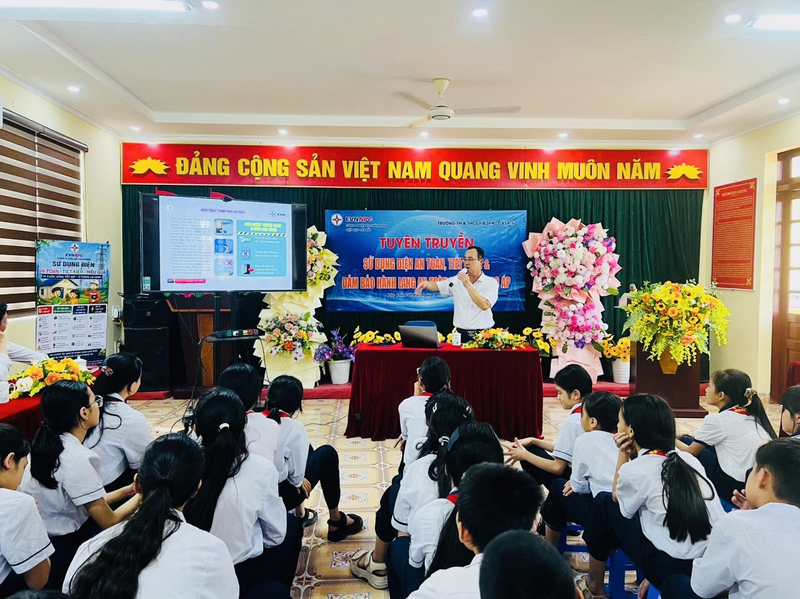 Nhân viên Điện lực Cát Hải thực hiện phổ biến, tuyên truyền sử dụng điện an toàn, tiết kiệm, an toàn điện trong gia đình; bảo vệ hành lang an toàn công trình điện lực tại Trường Tiểu học và Trung học phổ thông Hà Sen - Cát Bà.