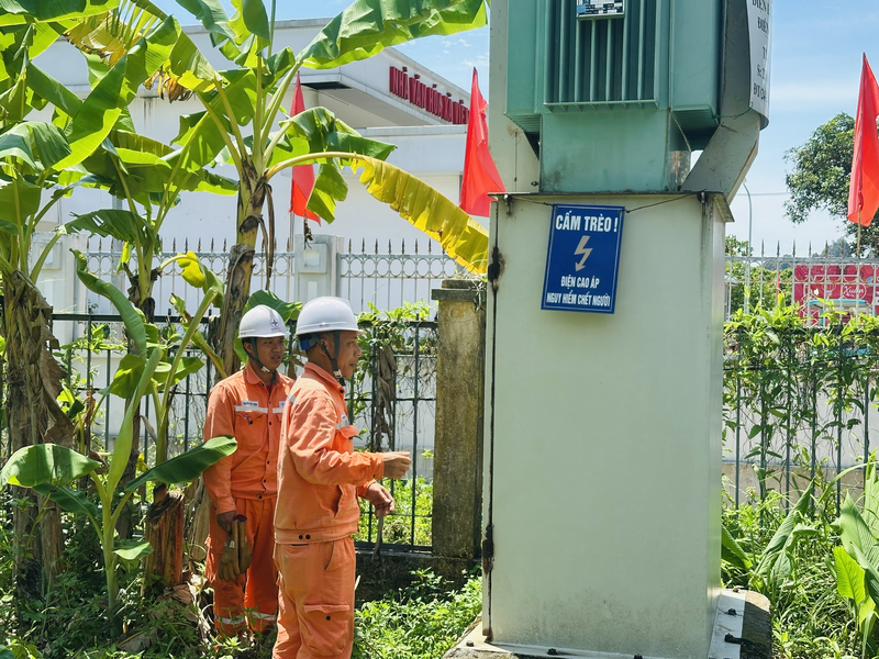 Nhân viên Tổ Kinh doanh & Tổ kiểm tra giám sát mua bán điện - Điện lực Cát Hải thực hiện kiểm tra định kỳ hệ thống đo đếm tại trạm biến áp 250kVA - 10/04kV Thôn Việt Hải - Đặc khu Cát Hải.
