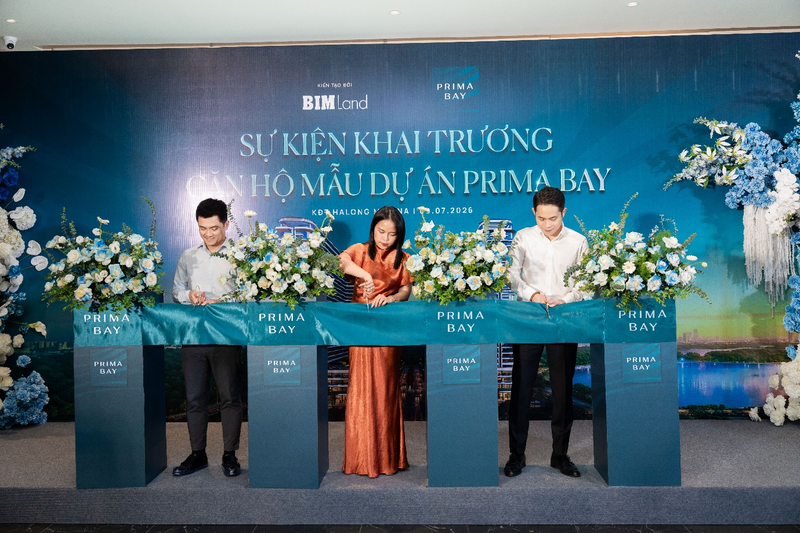 Đại diện BIM Land thực hiện nghi thức cắt băng khánh thành căn hộ mẫu Prima Bay.