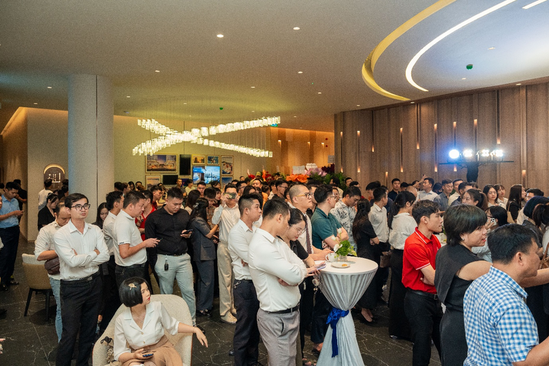 Sự sôi động tại không gian căn hộ mẫu ngay trong ngày đầu mở cửa là một trong những tín hiệu rõ nét cho thấy sức hút của Prima Bay.