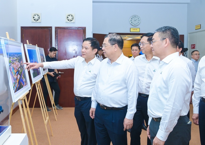 Chủ tịch HĐTV Petrovietnam Lê Ngọc Sơn giới thiệu với Phó Thủ tướng Thường trực Chính phủ Phạm Gia Túc và các đại biểu về những công trình, dự án nổi bật của Petrovietnam. Ảnh: Petrovietnam