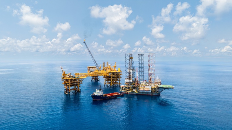 Trong 6 tháng đầu năm, lĩnh vực thăm dò và khai thác dầu khí của Petrovietnam đạt kết quả nổi bật, gia tăng trữ lượng đạt 8,3 triệu tấn quy dầu, đạt 55,3% kế hoạch năm; ký kết 3 hợp đồng dầu khí và hoàn thành đầu tư đưa 1 công trình dầu khí vào khai thác. Ảnh: Petrovietnam