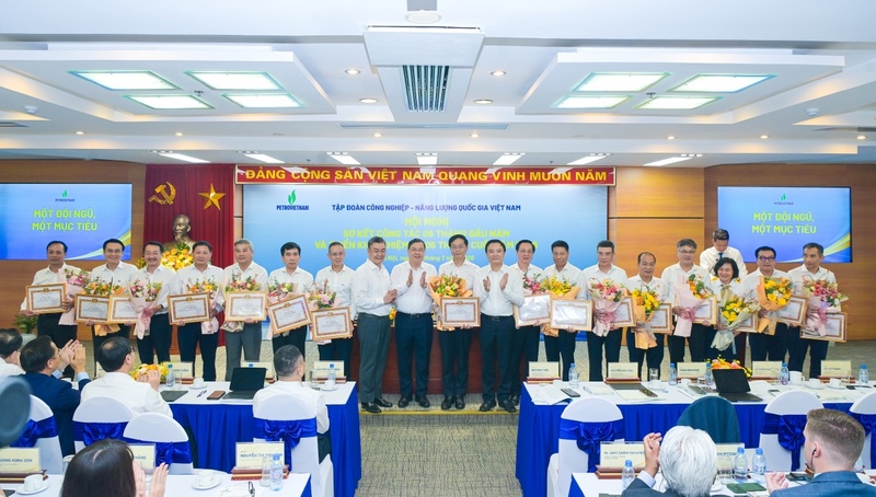 Đại diện các tổ chức Đảng, đảng viên Petrovietnam nhận Bằng khen của Đảng ủy Chính phủ về hoàn thành xuất sắc nhiệm vụ 5 năm liên tiếp (2021-2025). Ảnh: Petrovietnam