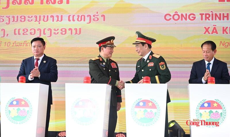 Đại tướng Phan Văn Giang và Đại tướng Khăm Liêng - Ụ Thạ Cay Sỏn chia sẻ niềm vui trong lễ khởi công công trình dành tặng cho các cháu. Ảnh: Nguyên Khánh