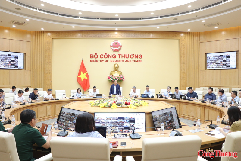 Tham dự cuộc họp có đại diện các bộ, ngành, địa phương và đại diện lãnh đạo các Cục, Vụ, đơn vị chức năng thuộc Bộ. Ảnh: Thanh Tuấn