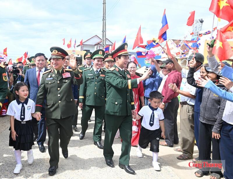 Nhân dân và cô trò Trường Mầm non Thanh Hà vui mừng chào đón lãnh đạo cấp cao hai nước đến thăm trường.  Ảnh: Nguyên Khánh