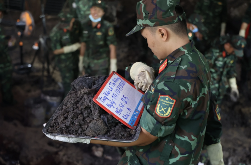 Công tác tìm kiếm, quy tập hài cốt liệt sĩ tại công viên Lê Thị Riêng ngày 10/7. Ảnh: Phú Lữ