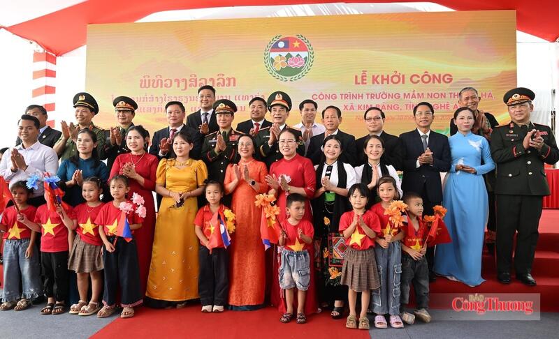 Đại tướng Phan Văn Giang và Đại tướng Khăm Liêng - Ụ Thạ Cay Sỏn cùng các đại biểu chụp ảnh với cô trò Trường Mầm non Thanh Hà. Ảnh: Nguyên Khánh