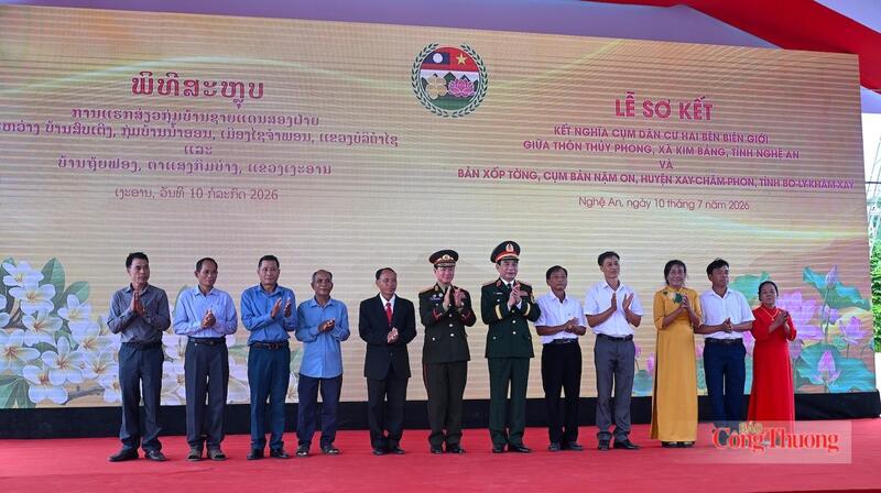 Phó Thủ tướng Chính phủ, Bộ trưởng Bộ Quốc phòng hai nước chụp ảnh với cán bộ, nhân dân hai thôn, bản kết nghĩa. Ảnh: Nguyên Khánh