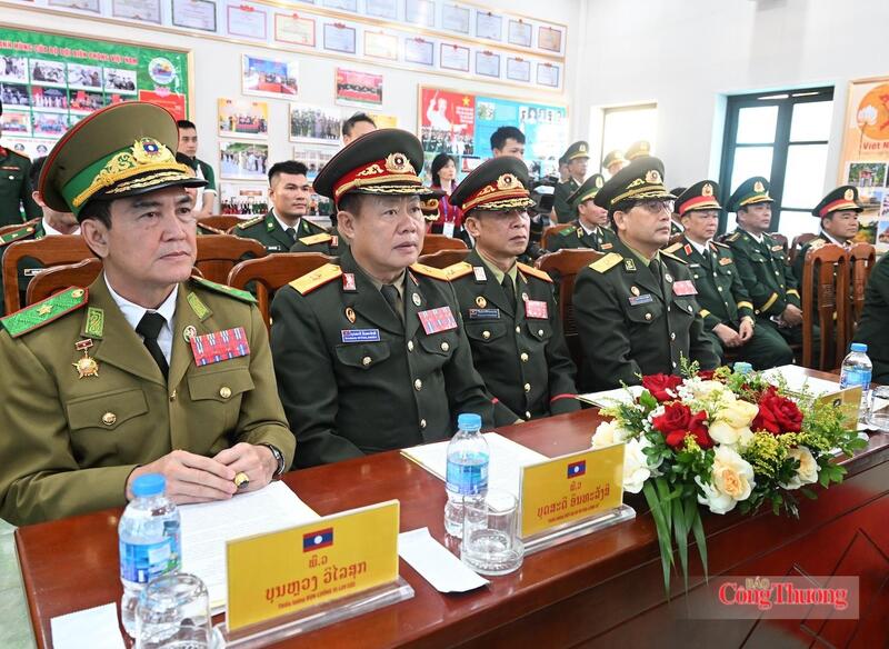 Đoàn đại biểu cấp cao hai nước Việt Nam - Lào. Ảnh: Nguyên Khánh