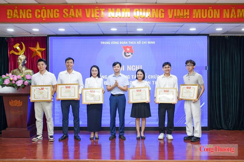 Nhà báo Hoàng Nguyên Thảo - Báo Công Thương (thứ 3 từ trái sang) nhận Bằng khen của Trung ương Đoàn