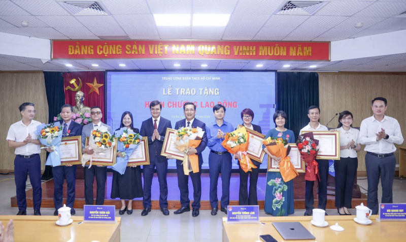 Ban Bí thư Trung ương Đoàn chúc mừng 7 cá nhân được trao Huân chương Lao động - Ảnh: Tuấn Minh