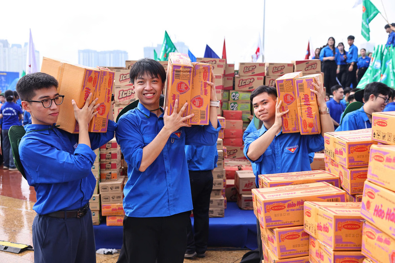 Đoàn Thanh niên Bộ Công Thương đồng hành cùng Công ty Cổ phần Acecook Việt Nam ủng hộ chiến dịch với 300 thùng mì ăn liền. Ảnh: Đức Vũ