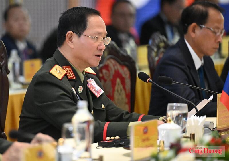 Đại tướng Khăm Liêng - Ụ Thạ Cay Sỏn, Ủy viên Bộ Chính trị Đảng Nhân dân Cách mạng Lào, Phó Thủ tướng Chính phủ, Bộ trưởng Bộ Quốc phòng Lào tại hội đàm. Ảnh: Nguyên Khánh