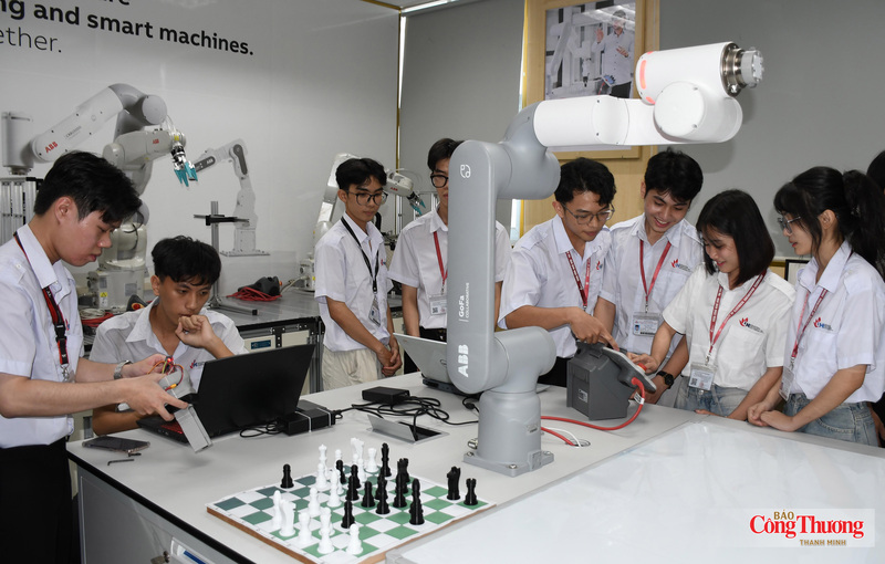 Sinh viên IUH tiếp cận công nghệ hiện đại, nâng cao năng lực thực hành và nghiên cứu chuyên sâu về điều khiển, trí tuệ nhân tạo, học máy và robot tự hành tại Phòng lab robot của nhà trường.