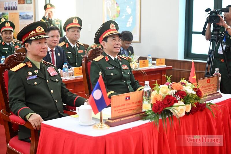 Đại tướng Phan Văn Giang, Ủy viên Bộ Chính trị, Phó Bí thư Quân ủy Trung ương, Phó Thủ tướng Chính phủ, Bộ trưởng Bộ Quốc phòng và Đại tướng Khăm Liêng - Ụ Thạ Cay Sỏn, Ủy viên Bộ Chính trị Đảng Nhân dân Cách mạng Lào, Phó Thủ tướng Chính phủ, Bộ trưởng Bộ Quốc phòng Lào. Ảnh: Nguyên Khánh