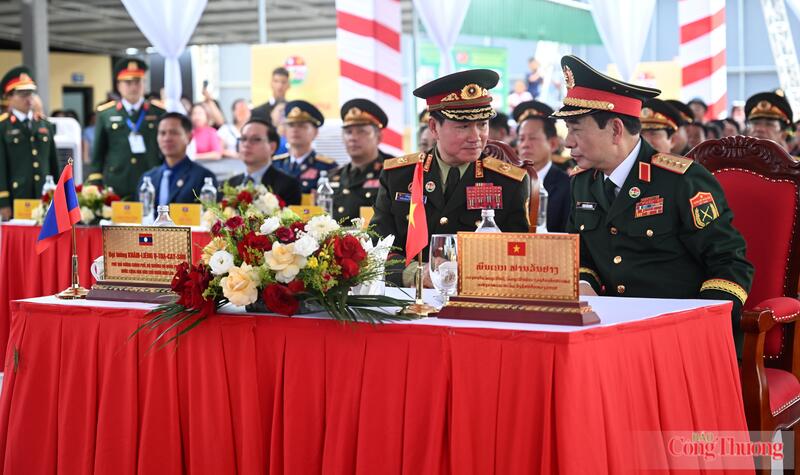 Phó Thủ tướng Chính phủ, Bộ trưởng Bộ Quốc phòng hai nước Việt Nam - Lào dự buổi lễ. Ảnh: Nguyên Khánh