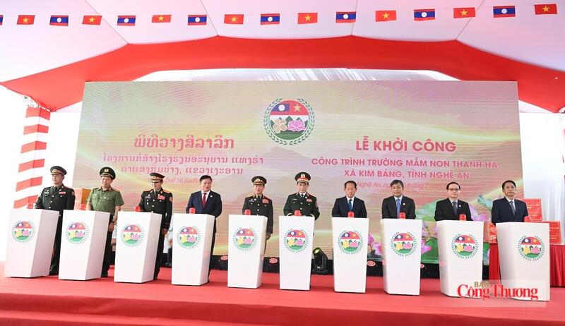 Đại tướng Phan Văn Giang và Đại tướng Khăm Liêng - Ụ Thạ Cay Sỏn cùng các đại biểu thực hiện nghi thức khởi công công trình Trường Mầm non Thanh Hà, công trình quân đội Việt Nam xây tặng vùng biên giới. Ảnh: Nguyên Khánh
