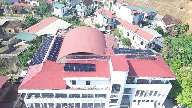 Điện lực Lào Cai tiên phong triển khai điện mặt trời mái nhà tại trụ sở, nhà điều hành. Ảnh: NH