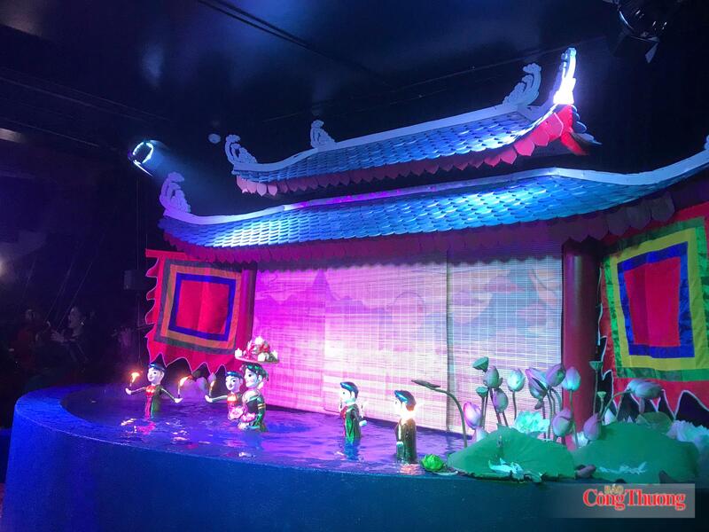 Sân khấu trình diễn rối nước đặc sắc. Ảnh: Bảo Thoa
