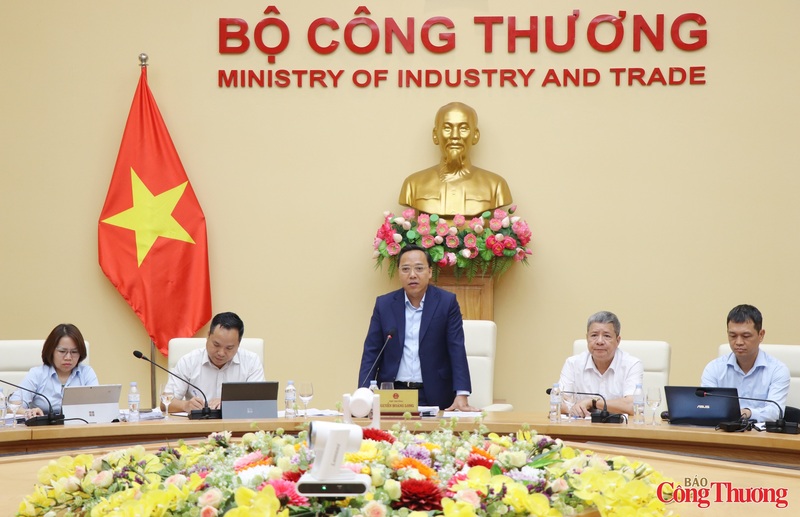 Thứ trưởng Bộ Công Thương Nguyễn Hoàng Long chủ trì cuộc họp. Ảnh: Thanh Tuấn