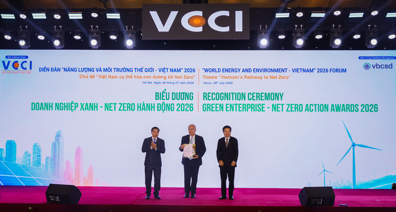 Ông Ngô Minh Hải, Chủ tịch Hội đồng Quản trị Tập đoàn TH, đại diện nhận biểu trưng “Doanh nghiệp xanh - Net Zero hành động” do Phó Thủ tướng Chính phủ Nguyễn Văn Thắng trao tại sự kiện.