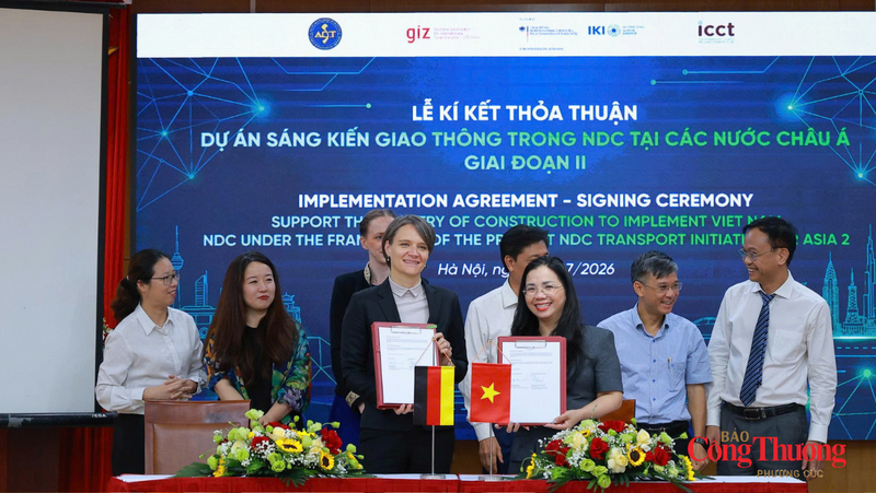 Bà Nguyễn Thị Phương Hiền, Phó Giám đốc Học viện Chiến lược, bồi dưỡng cán Bộ Xây dựng và bà Urda Eichhorst, Giám đốc vùng, Dự án Sáng kiến giao thông trong NDC tại các nước châu Á giai đoạn 2 (NDC-TIA II) ký Thỏa thuận thực hiện dự án.