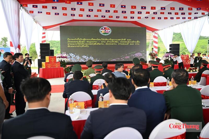 Quang cảnh Lễ sơ kết 10 năm kết nghĩa cụm dân cư biên giới Việt Nam - Lào. Ảnh: Nguyên Khánh