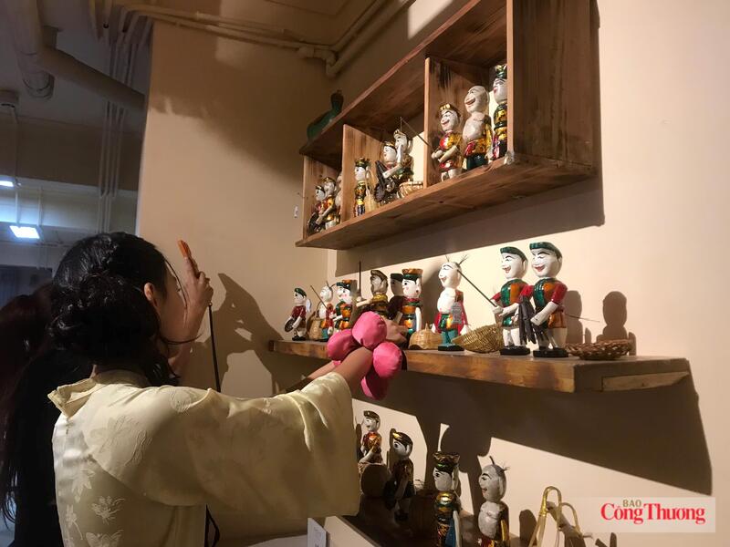 Công chúng trải nghiệm không gian văn hóa tại Cadao Collective. Ảnh: Bảo Thoa