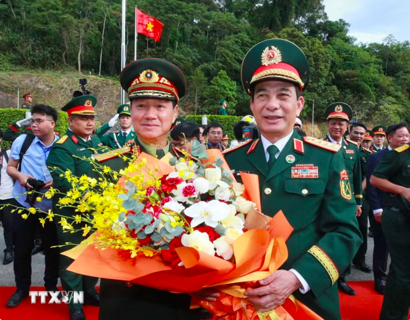 Đại tướng Phan Văn Giang đón Đại tướng Khamliang Outhakaysone tại Cửa khẩu Thanh Thủy. Ảnh: Trọng Đức/TTXVN