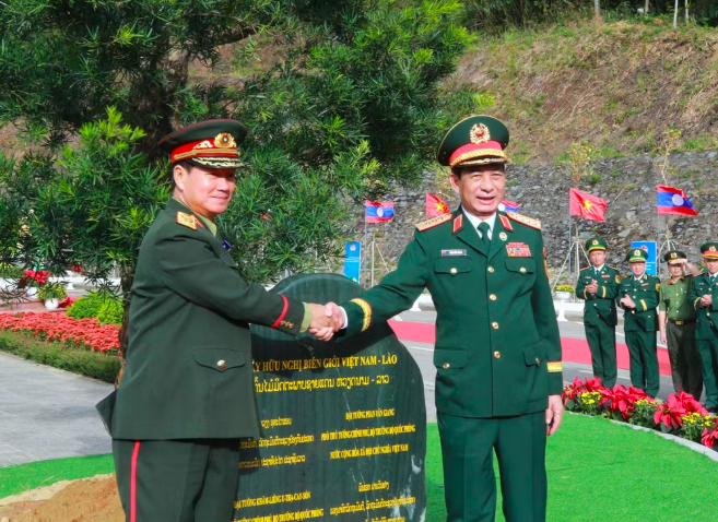 Hai Phó Thủ tướng, Bộ trưởng Quốc phòng trồng cây hữu nghị tại khu vực Cửa khẩu Thanh Thủy. Ảnh: Trọng Đức/TTXVN