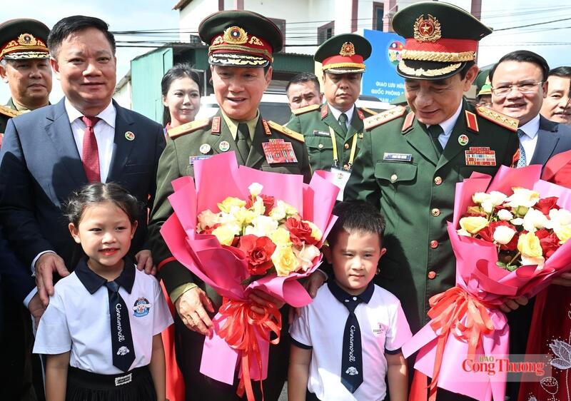 Các cháu Trường Mầm non Thanh Hà tặng hoa hai bác Phó Thủ tướng, Bộ trưởng Bộ Quốc phòng đến thăm. Ảnh: Nguyên Khánh