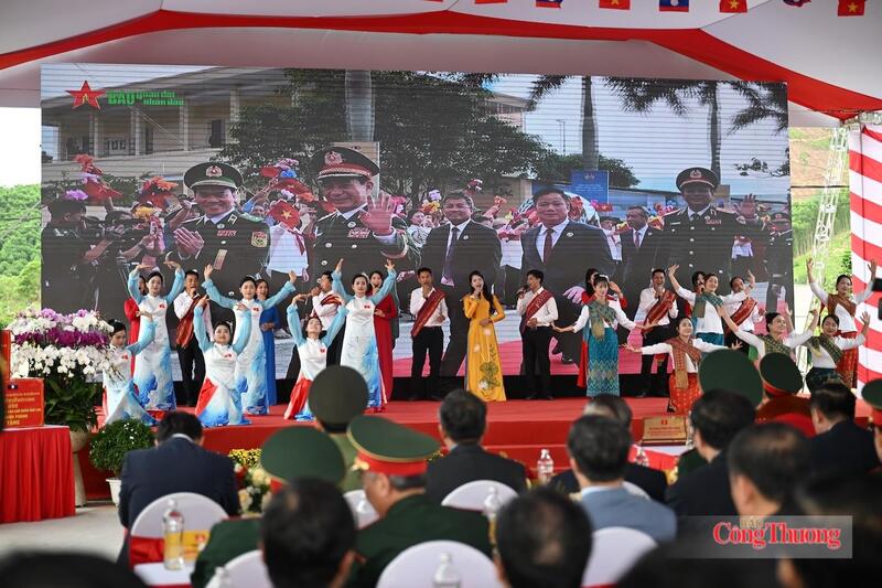 Hai Bộ trưởng Quốc phòng dự sơ kết kết nghĩa biên giới Việt - Lào - 4