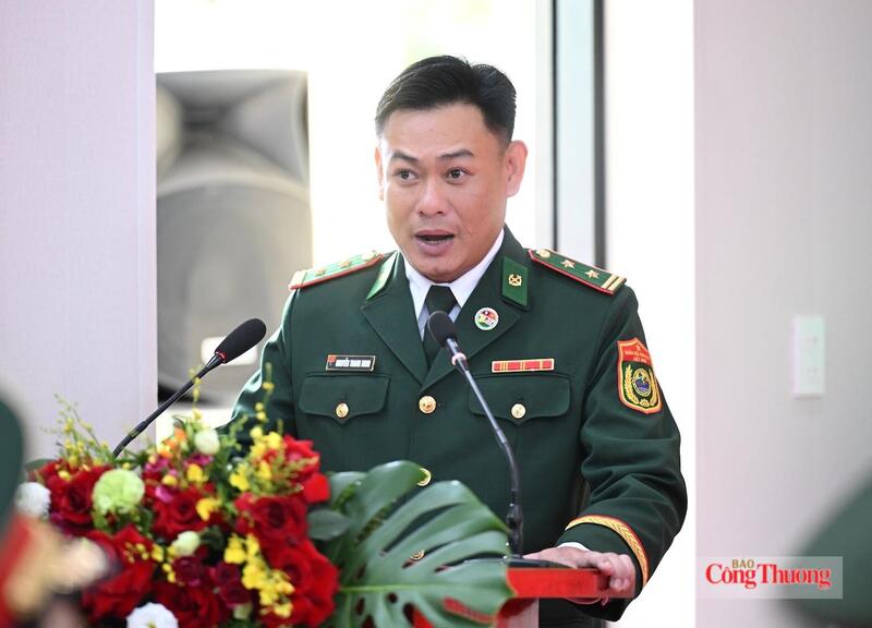 Trung tá Nguyễn Thanh Minh, Đồn trưởng Đồn Biên phòng cửa khẩu Thanh Thủy, Bộ đội Biên phòng tỉnh Nghệ An báo cáo trước đoàn đại biểu cấp cao hai nước. Ảnh: Nguyên Khánh
