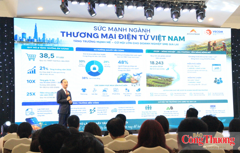 Ông Đỗ Hữu Hưng - Phó Chủ tịch Hiệp hội Thương mại điện tử Việt Nam (VECOM), CEO ACCESSTRADE Việt Nam trình bày toàn cảnh thương mại điện tử và các mô hình tăng trưởng trên Social E-Commerce.