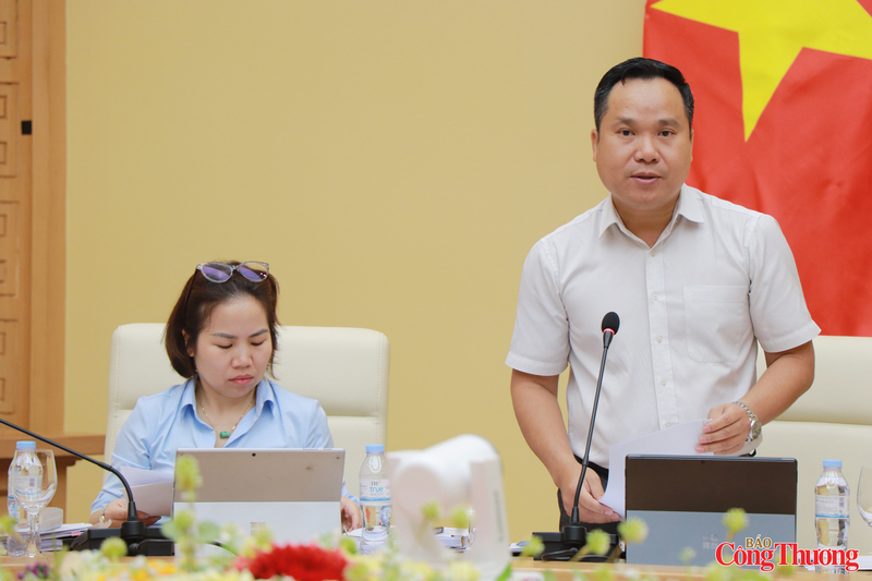 Phó Vụ trưởng Vụ Dầu khí và Than Trịnh Đức Duy trình bày báo cáo tổng hợp về thực hiện các Nghị quyết trong quý II năm 2026. Ảnh: Thanh Tuấn