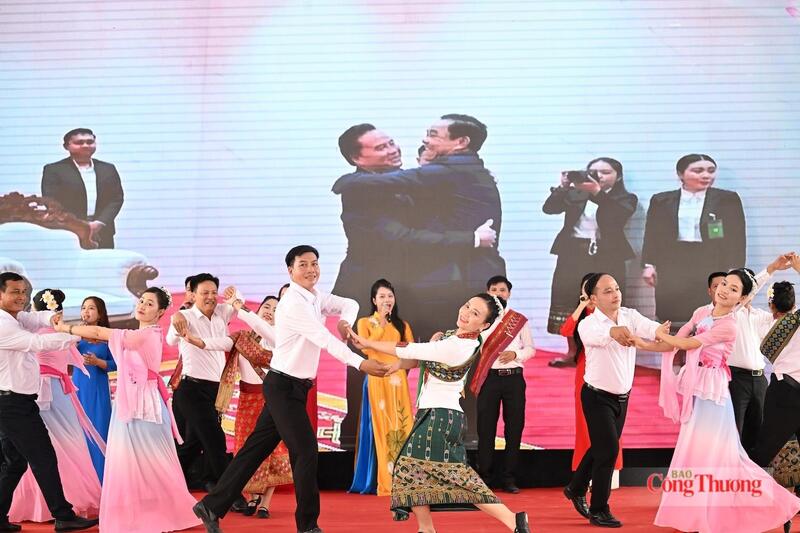 Văn nghệ đặc biệt chào mừng tại lễ sơ kết. Ảnh: Nguyên Khánh